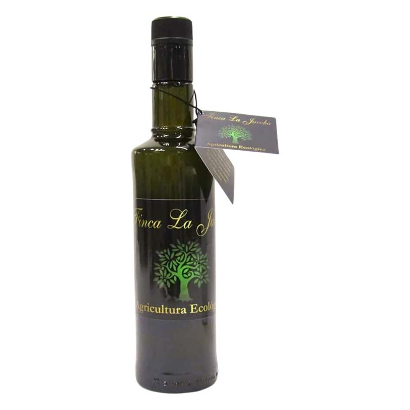 Una botella de aceite de oliva con etiqueta en un fondo blanco.